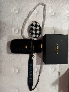 Chanel Beauty VIP Gift Black Quilted Crossbody Phone Bag with Houndstooth Coin P